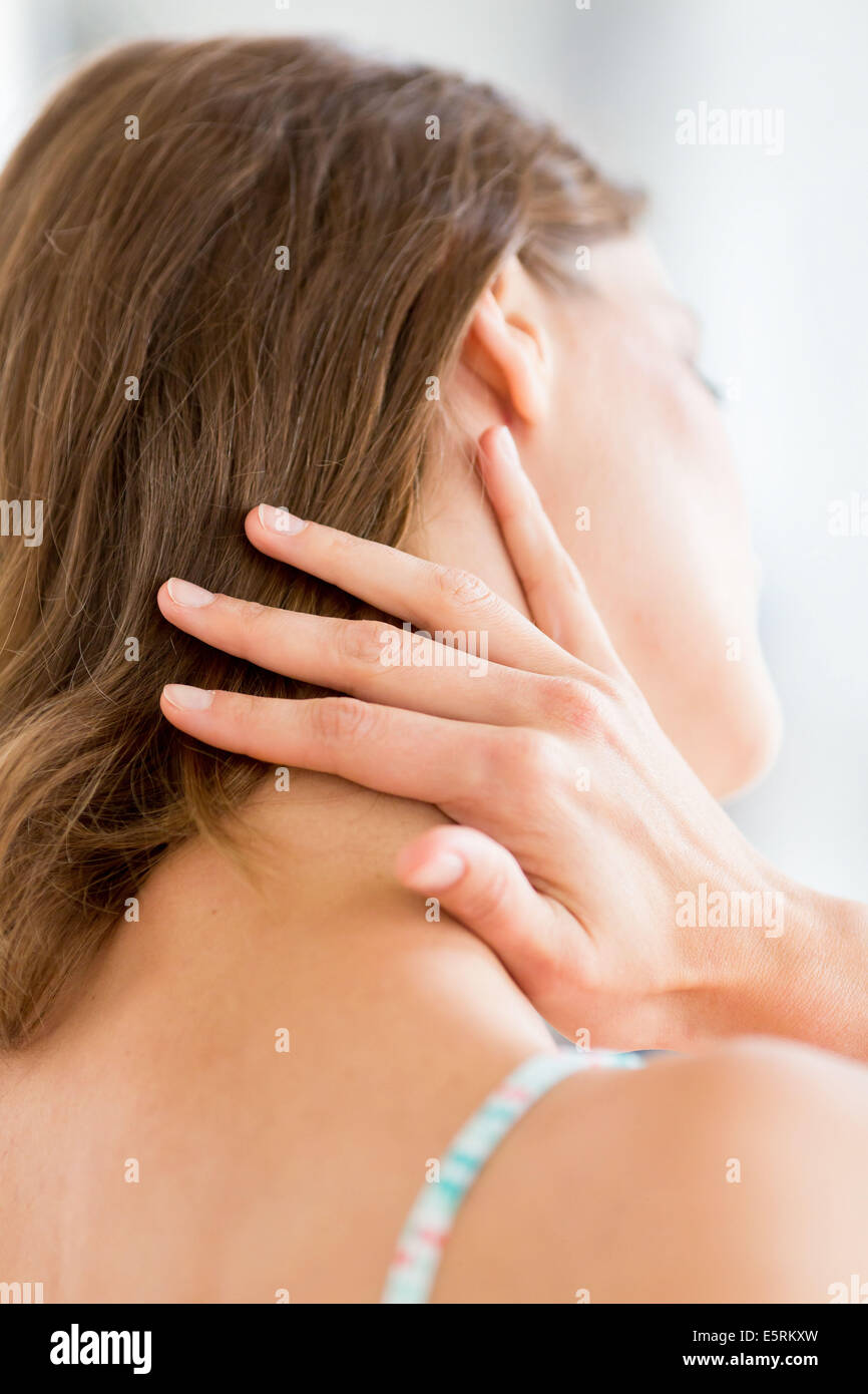 Femme souffrant de douleur au cou. Banque D'Images