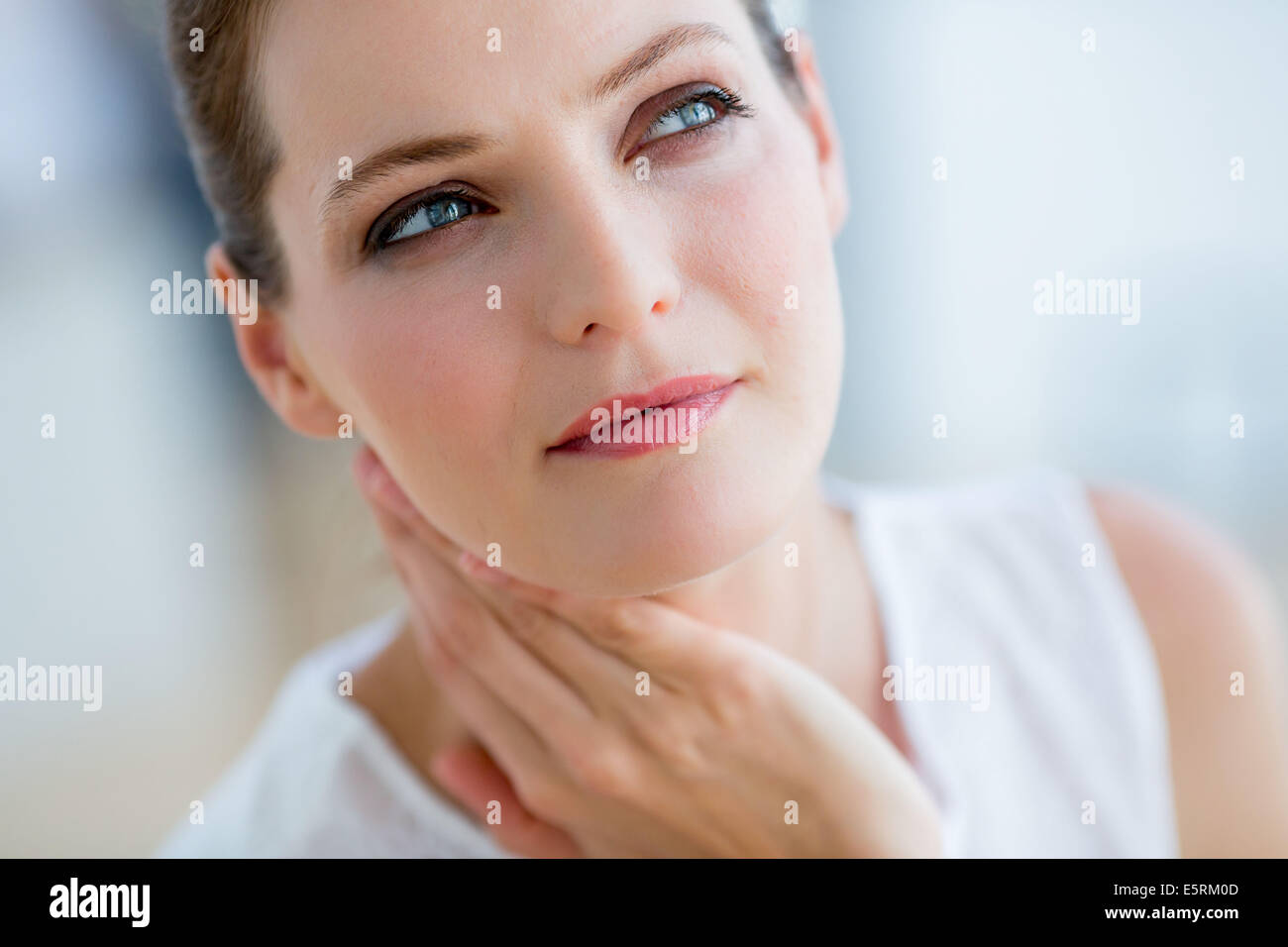 Femme souffrant de douleur au cou. Banque D'Images
