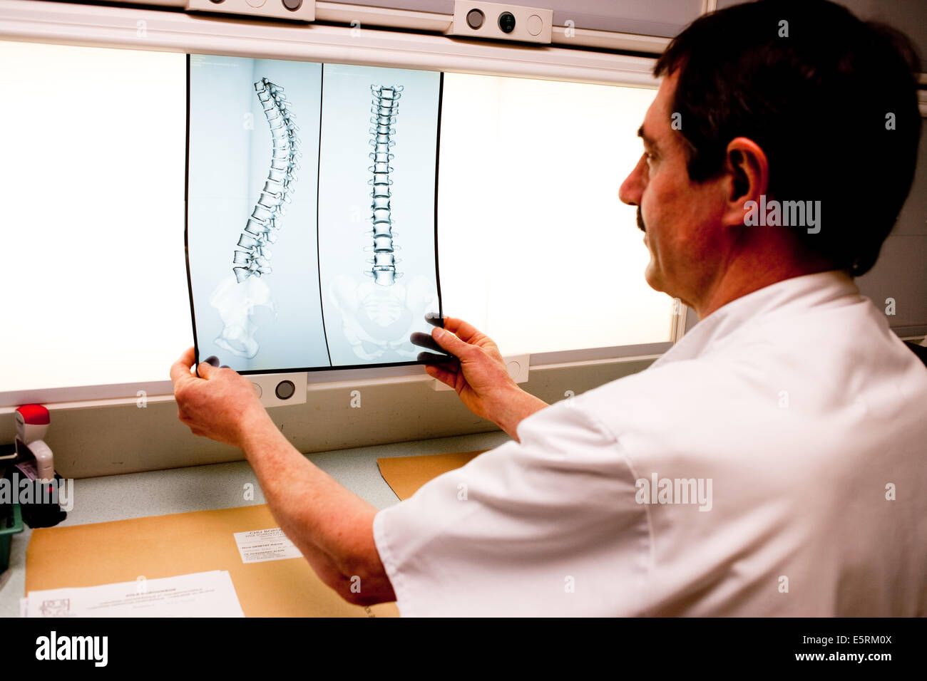 EOS biplanar scanner à rayons X, cette 2D et 3D digital X-ray imaging équipement est dédié à la pratique orthopédique et permis Banque D'Images