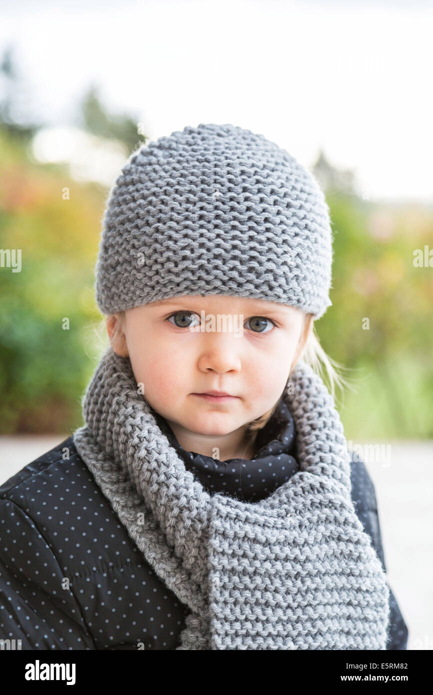 3 ans, fille de porter un bonnet Photo Stock - Alamy