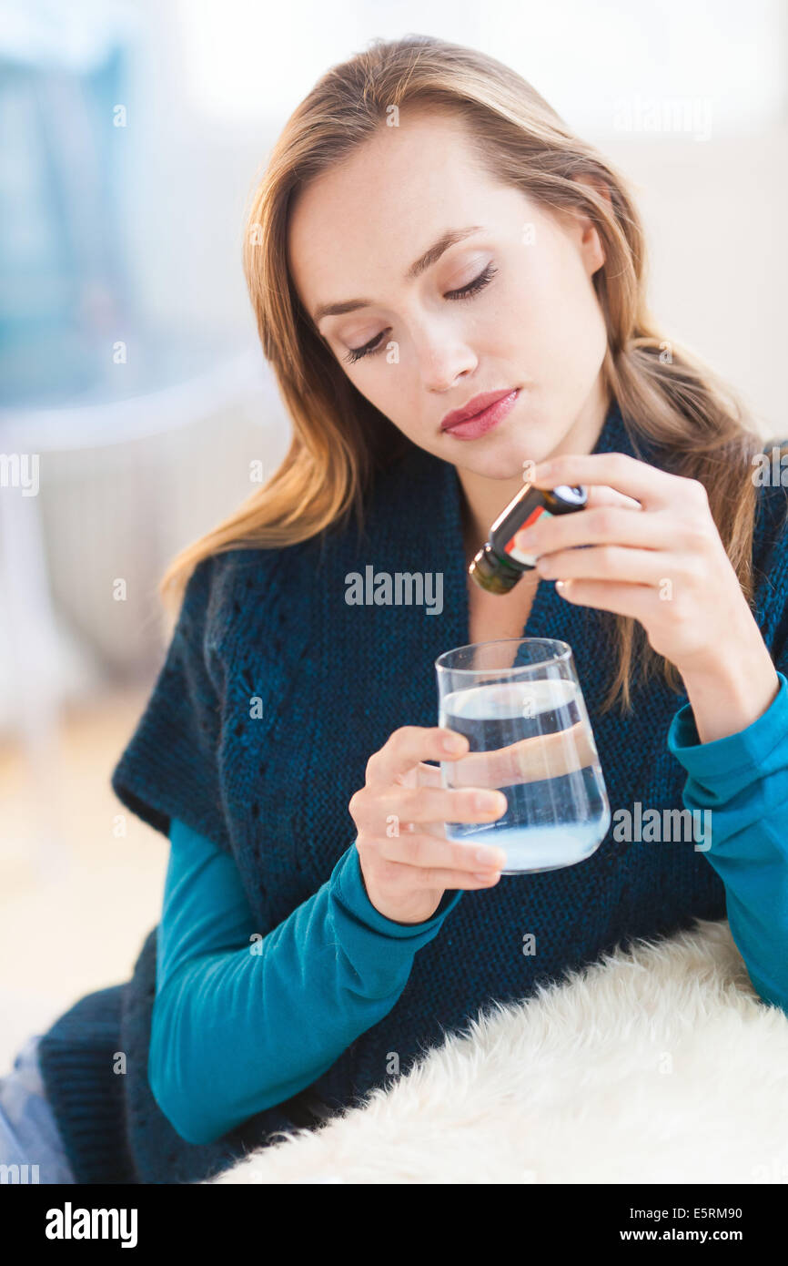 Femme de prendre des médicaments. Banque D'Images