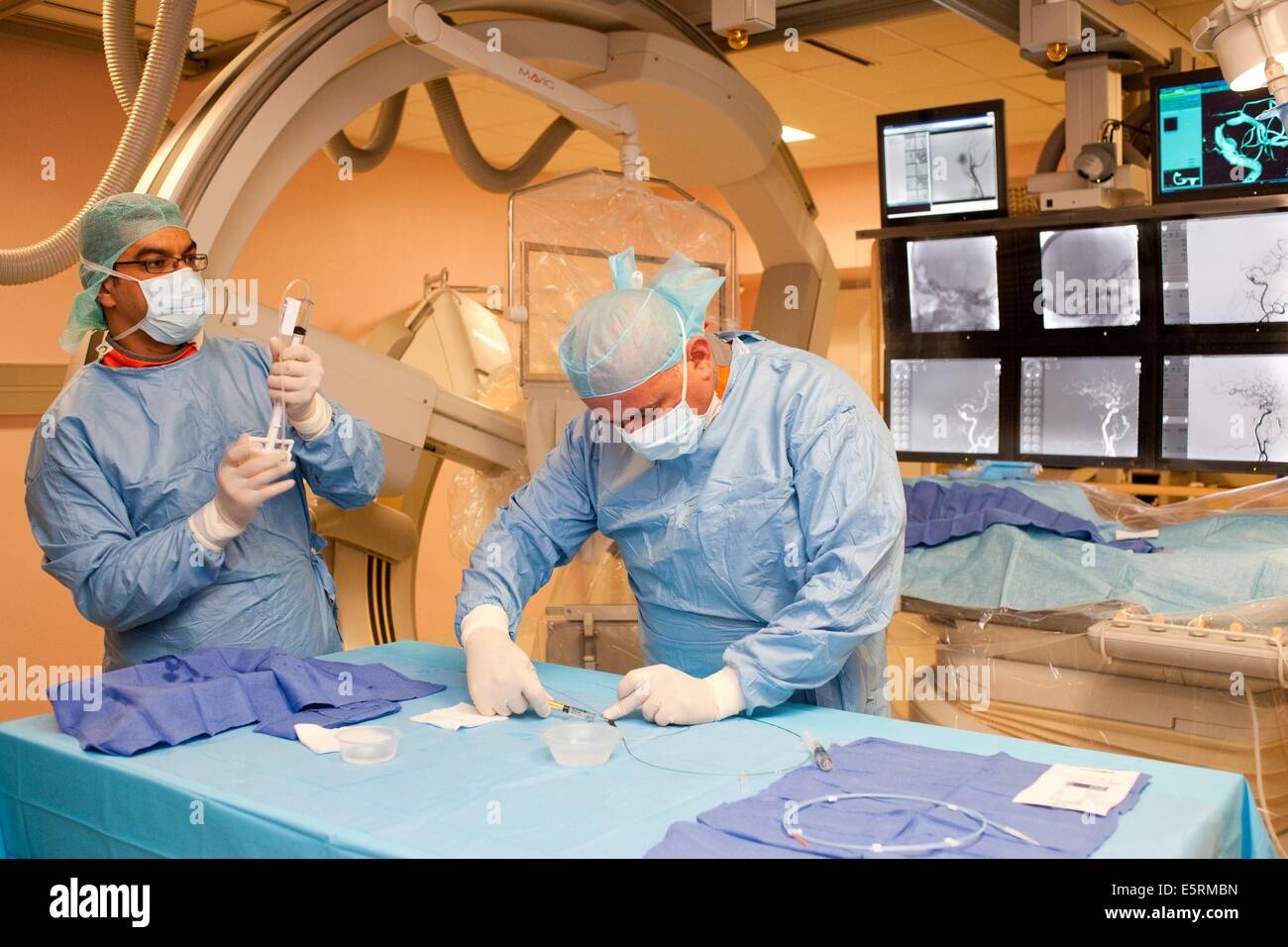 Traitement de la sténose carotidienne par angioplastie et stent réglage prothèse, ici, la préparation du cathéter, l'hôpital de Limoges, Banque D'Images