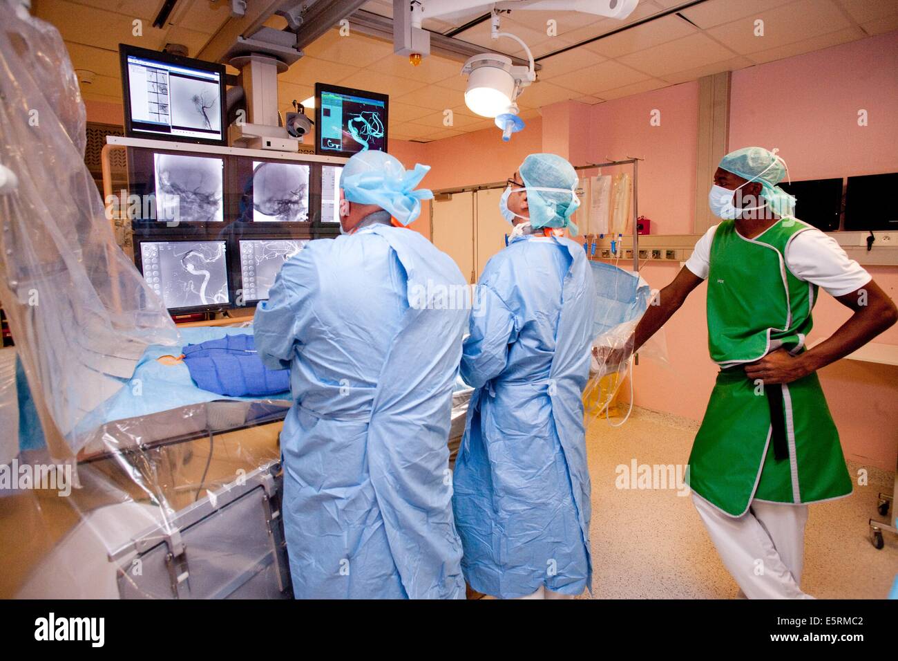 Traitement de la sténose carotidienne par angioplastie et stent réglage prothèse, ici, d'un cathéter inséré dans une veine sous Banque D'Images
