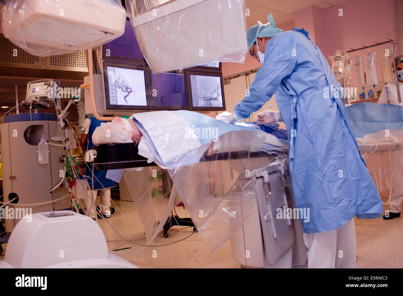 Traitement de la sténose carotidienne par angioplastie et stent réglage prothèse, ici, à la fin de l'opération, l'hôpital de Limoges, France. Banque D'Images