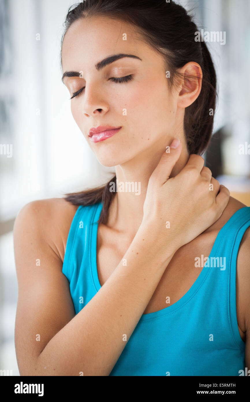 Femme souffrant de douleur au cou. Banque D'Images
