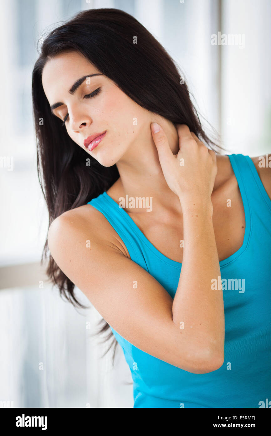 Femme souffrant de douleur au cou. Banque D'Images