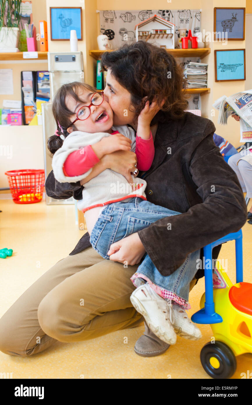 4 ans, fille du syndrome de Down avec sa mère. Banque D'Images