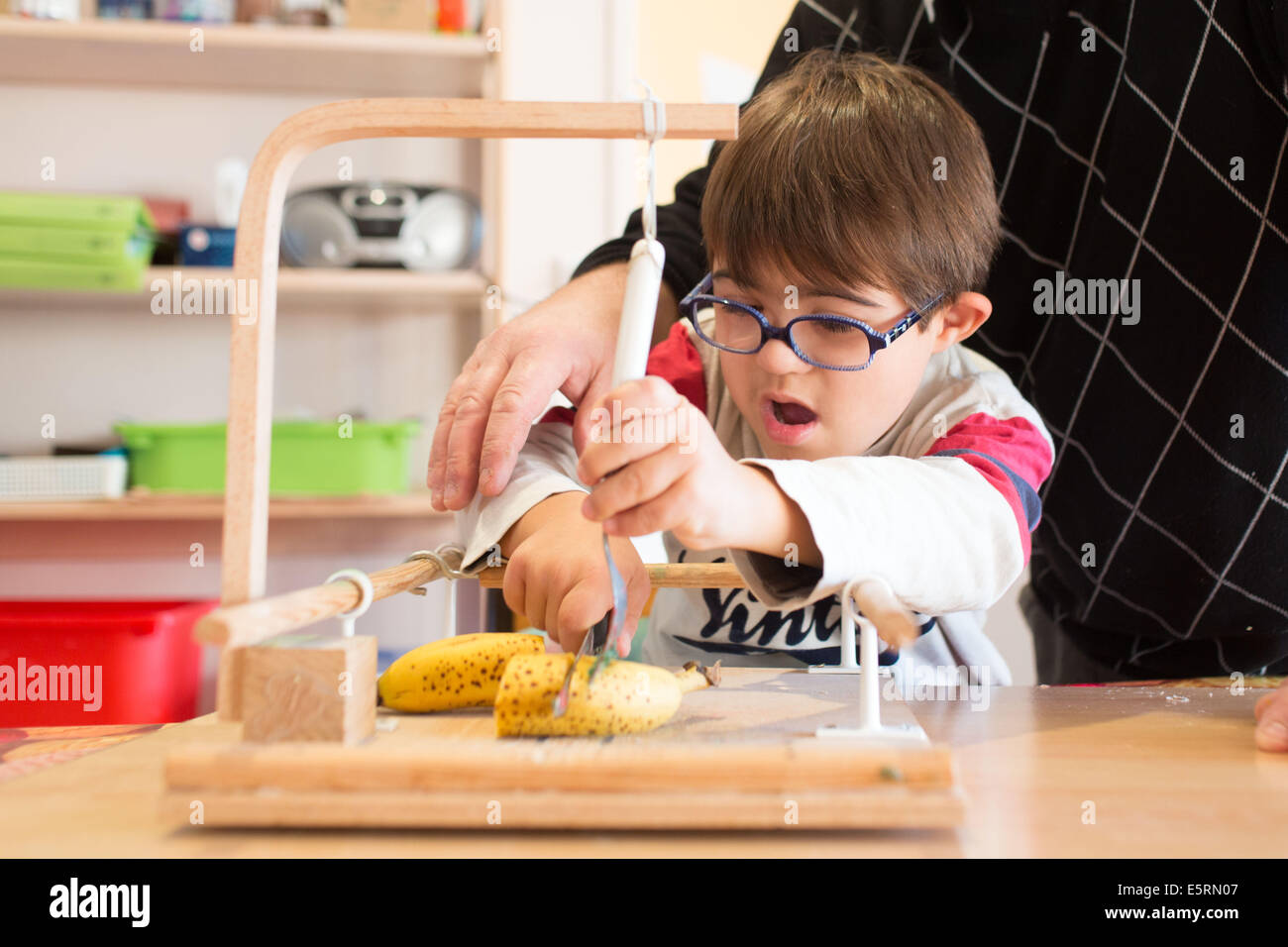 7 ans avec le syndrome de dow éduqués dans un IME, ici l'intervention éducative avec un moniteur éducateur. Banque D'Images