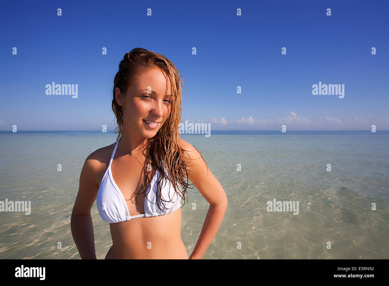 Woman on beach in bikini à Key West, Floride, USA Banque D'Images