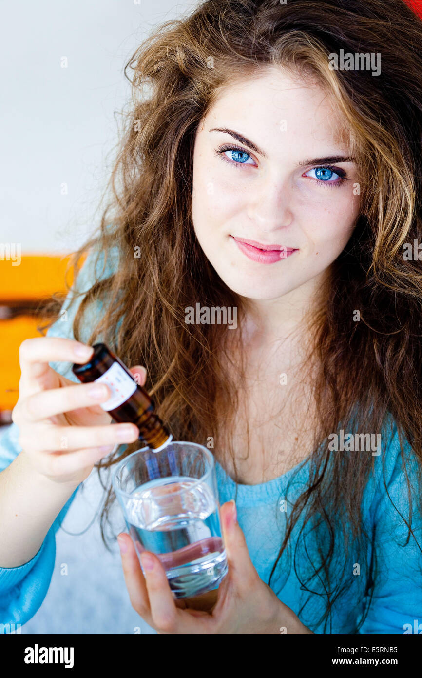 Femme de prendre de la vitamine D. Banque D'Images