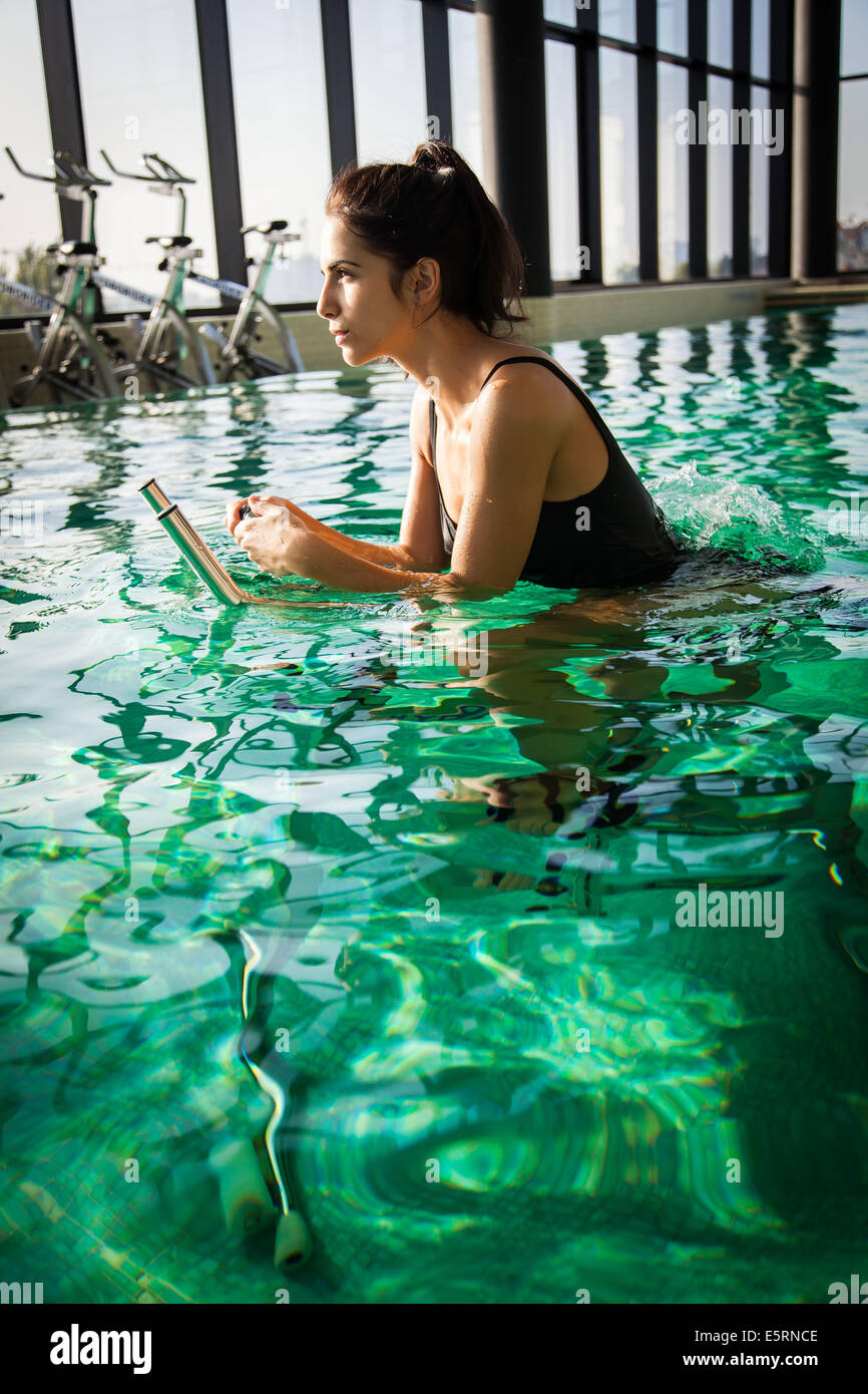 Woman practicing aquabiking. Banque D'Images