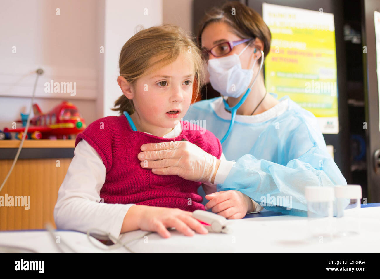 Examen annuel d'une fillette de 4 ans souffrant de mucoviscidose. Ici kinésithérapie respiratoire session. L'hôpital de Limoges, Banque D'Images