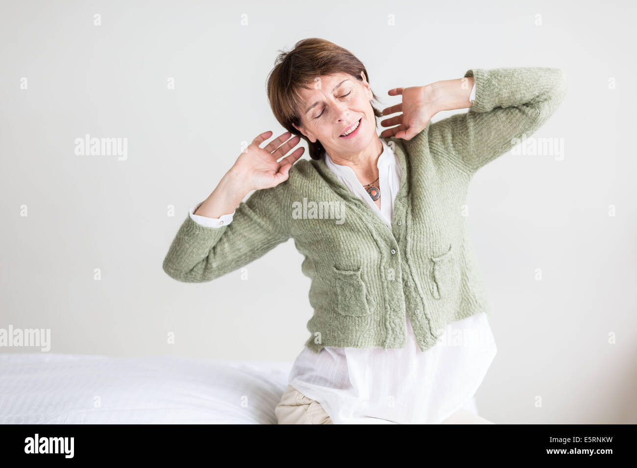 Senior woman doing stretching et relaxation excercises. Banque D'Images