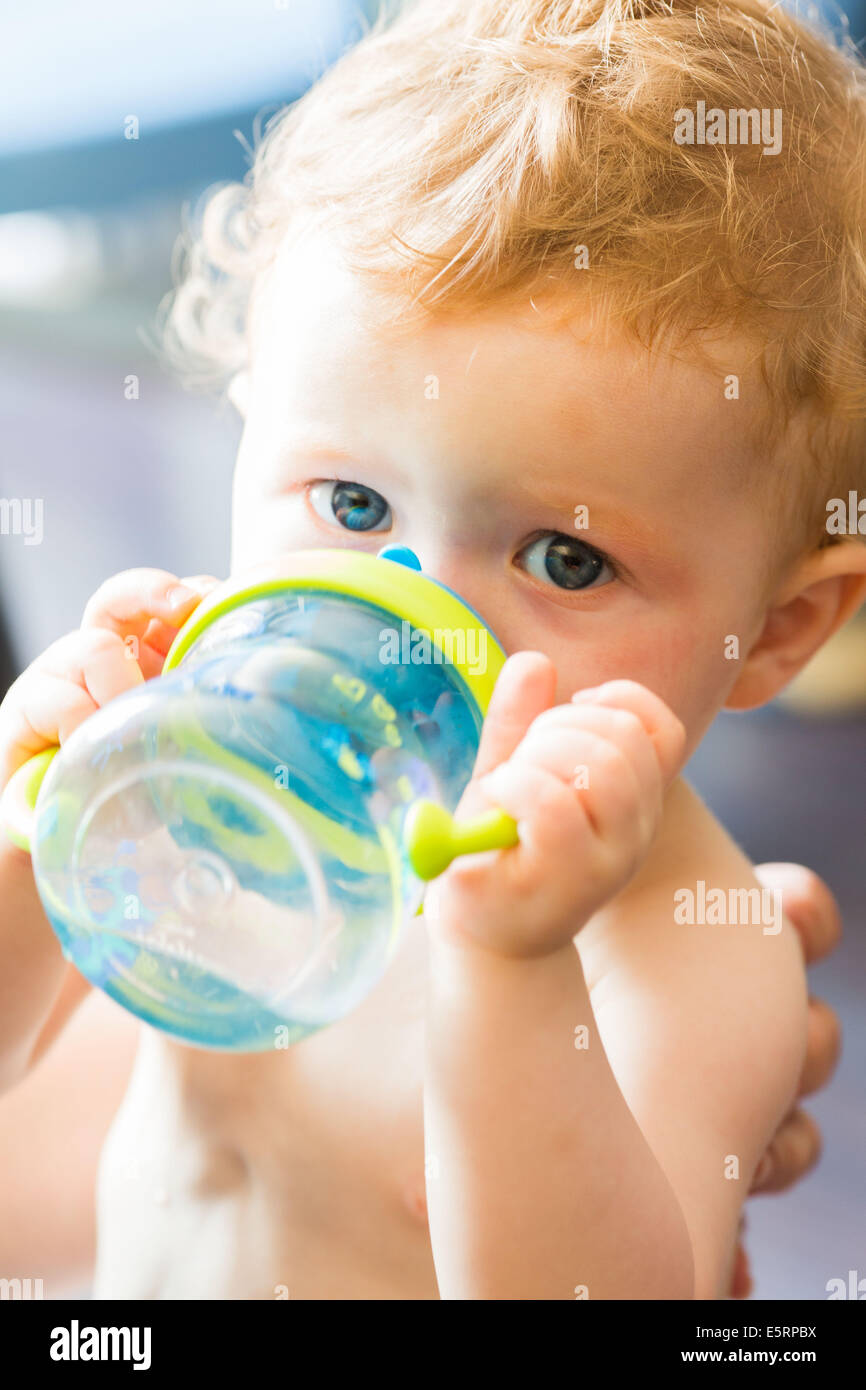 12 Mois Bebe Garcon L Eau Potable A Partir D Un Verre Photo Stock Alamy