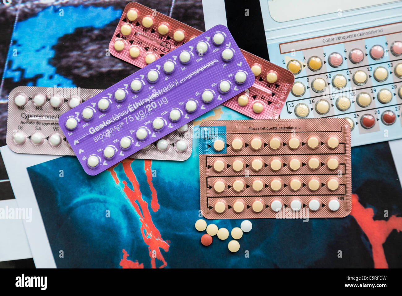 Troisième et quatrième génération de la pilule (oestrogènes et progestatifs contraceptifs oraux combinés) de plus en plus de risques Banque D'Images
