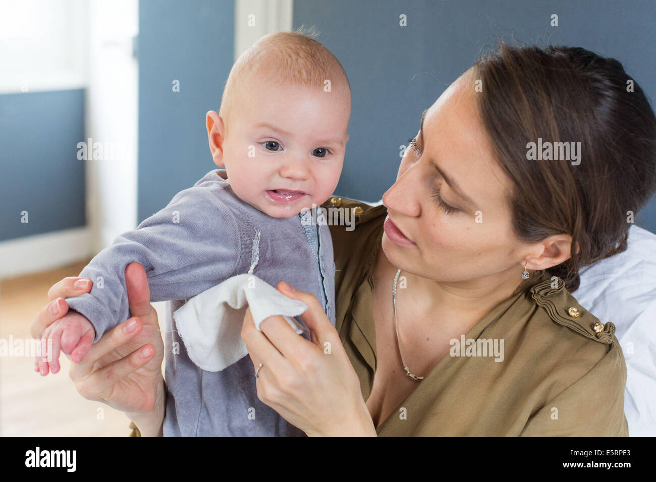 Vomissements 5-month-old baby boy. Banque D'Images