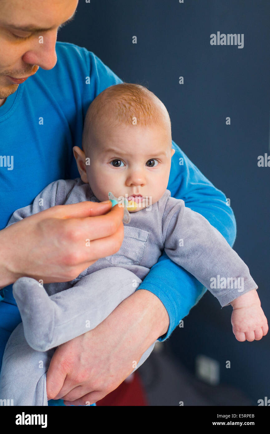 5-month-old baby boy avec son père. Banque D'Images