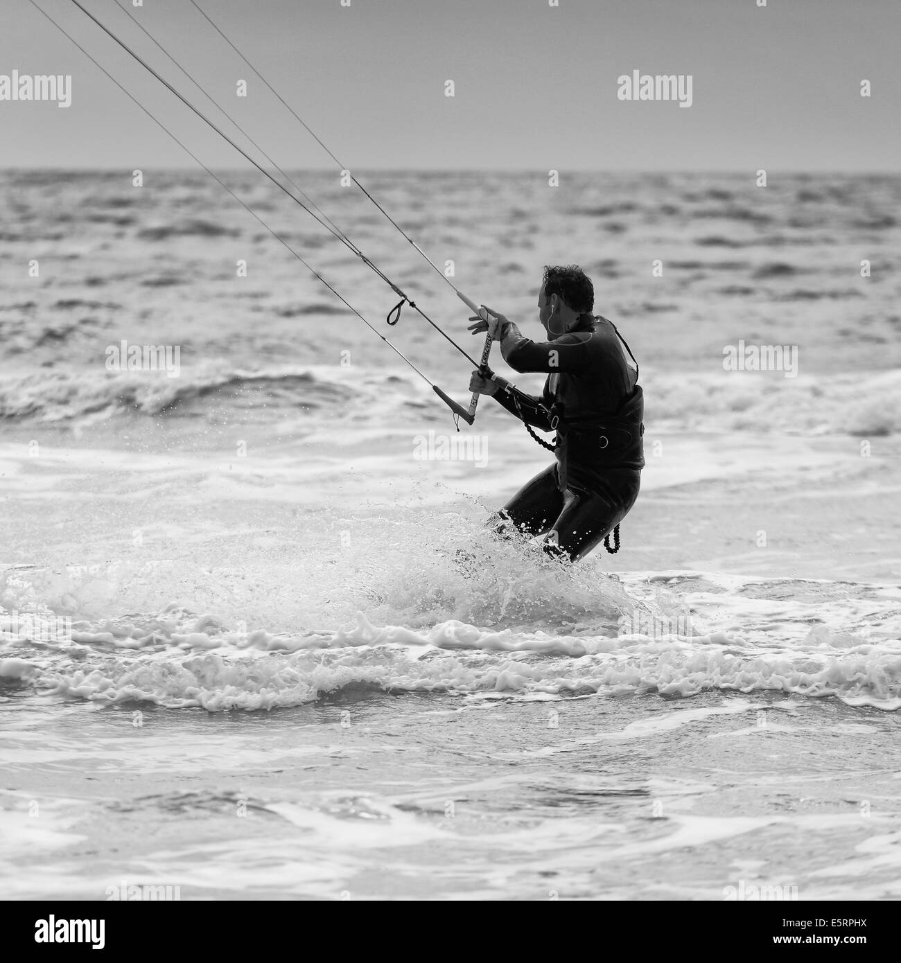 Kiteboarding dans une bonne brise marine au nord du Pays de Galles, Porth Neigwl Banque D'Images