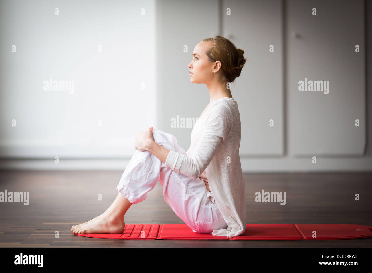 Femme pratiquant des exercices d'étirement pour soulager les maux de dos. Banque D'Images