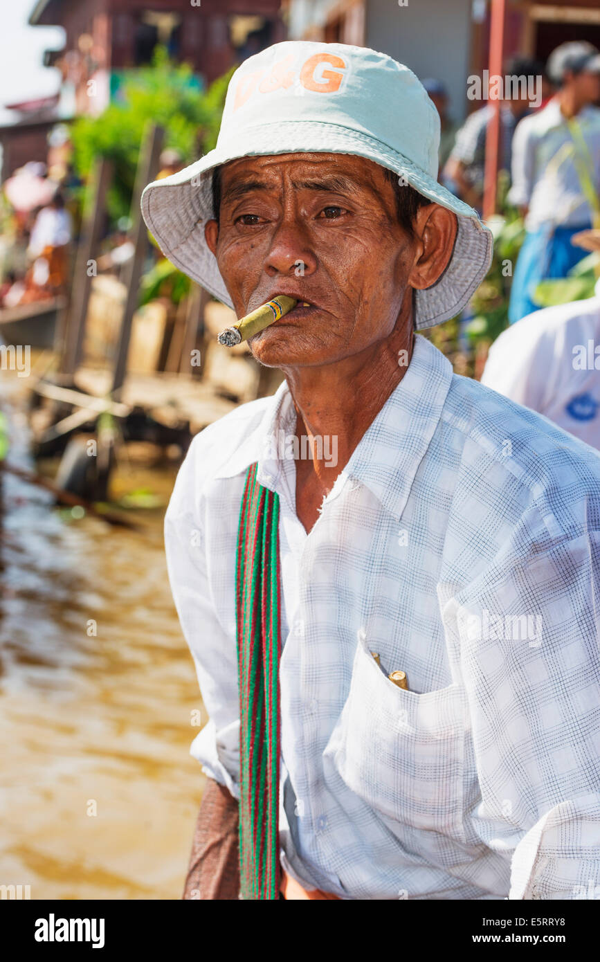 En Asie du sud-est, le Myanmar, l'État Shan, au Lac Inle, l'homme fumant un cigare Banque D'Images