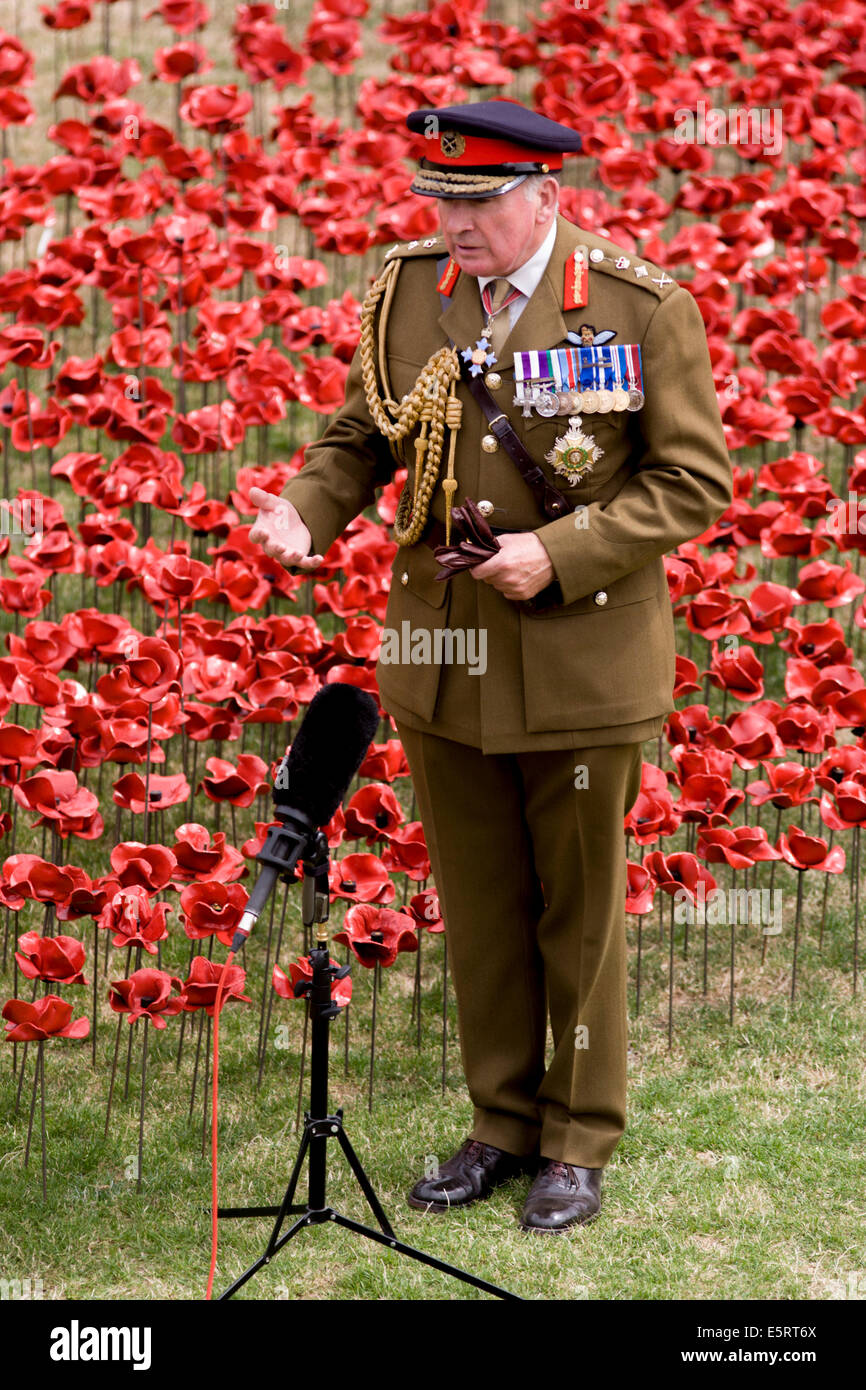 London, UK 5e Août 2014 : marquant le centenaire du début de la Première Guerre mondiale (WW1) en 1914, le Seigneur Général Dannatt est parmi certains des coquelicots en céramique créés par l'artiste Paul Cummins. Reste en place jusqu'à la date de l'armistice le 11 novembre. À travers le monde, des cérémonies du souvenir de ce conflit historique que les nations du monde touchées. Général Francis Richard Dannatt, Baron Dannatt, GCB, CBE, MC, DL (né en 1950) est un ancien officier de l'Armée britannique et le titulaire de la police de la Tour de Londres. Crédit : Richard Baker / Alamy Live News. Banque D'Images