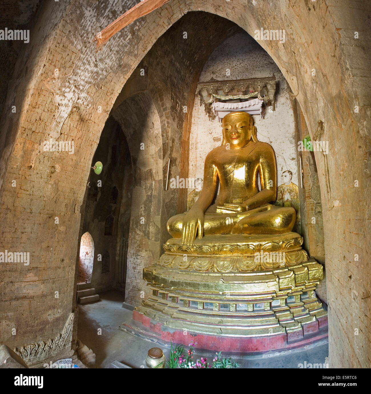 Le Bouddha principal restauré de Kyauk-Ku-Umin, une 11ème et 12ème siècle temple birman de Bagan, sur les rives de l'Irrawaddy. Banque D'Images