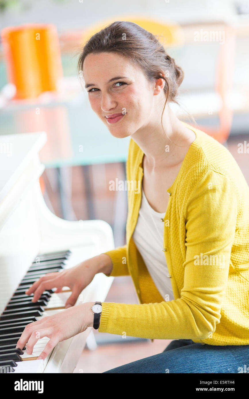 Femme jouant du piano. Banque D'Images