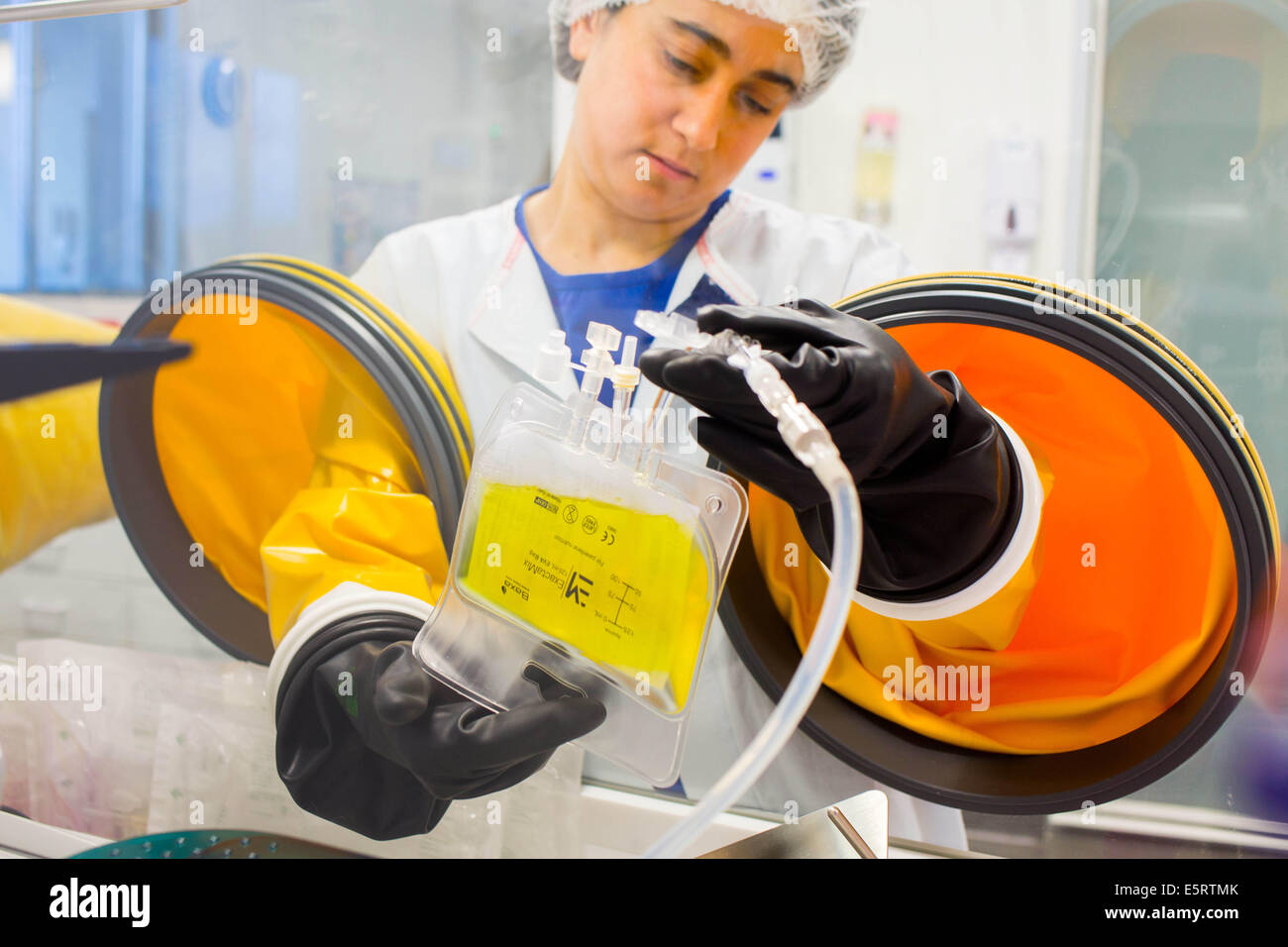 La préparation de l'assistant du pharmacien de la nutrition parentérale. L'hôpital de Limoges, France. Banque D'Images