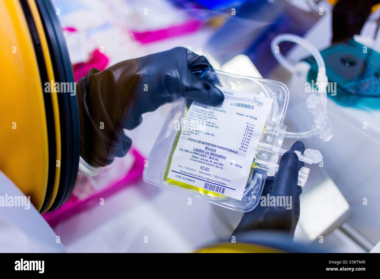 La préparation de l'assistant du pharmacien de la nutrition parentérale. L'hôpital de Limoges, France. Banque D'Images