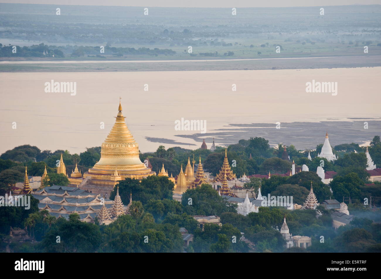 Shwezigon, Pagan, Birmanie, du ballon. Banque D'Images