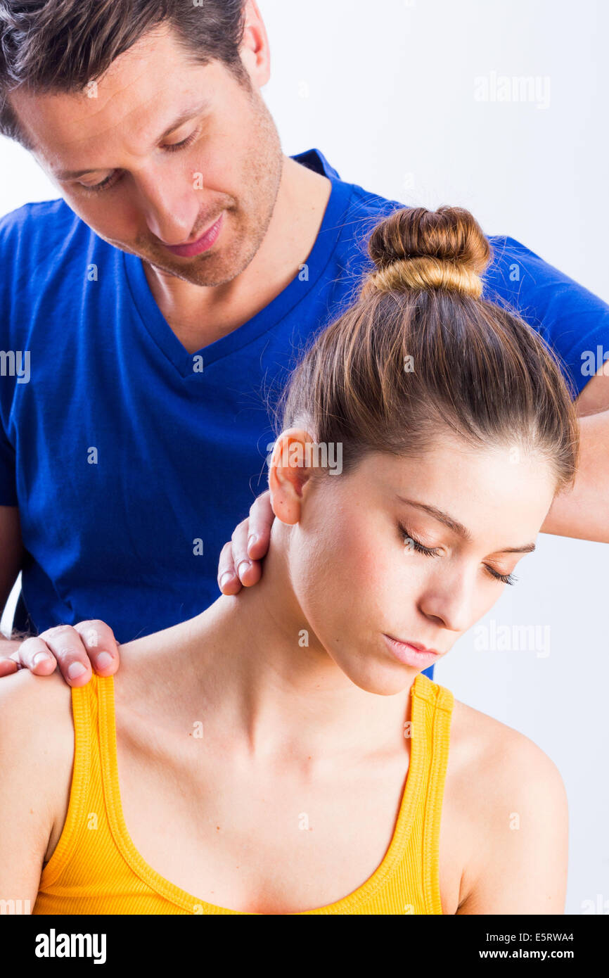 Ostéopathie structurelle session à une femme souffrant de douleur au cou. Banque D'Images
