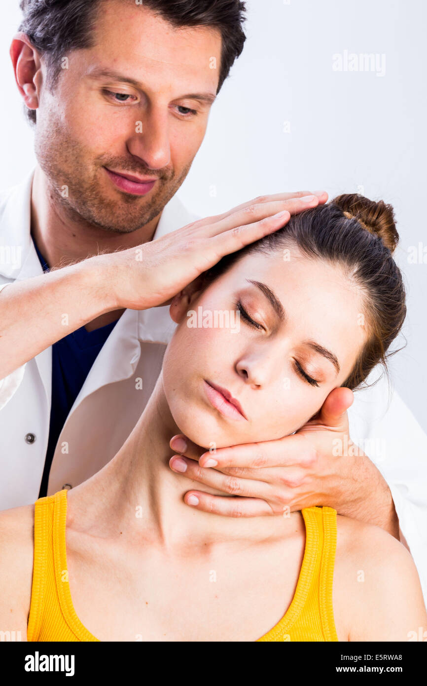 Ostéopathie structurelle session à une femme souffrant de douleur au cou. Banque D'Images