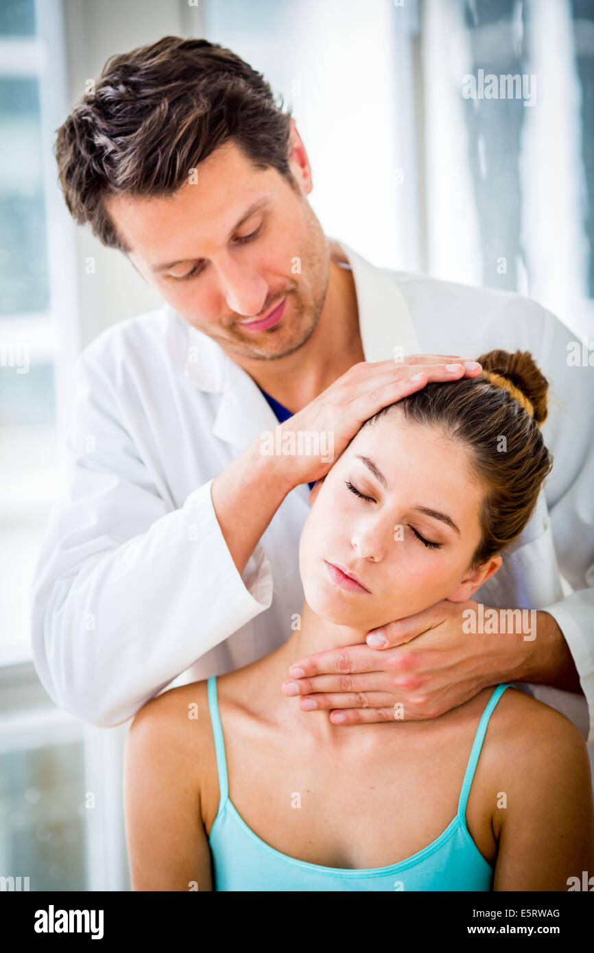Ostéopathie structurelle session à une femme souffrant de douleur au cou. Banque D'Images