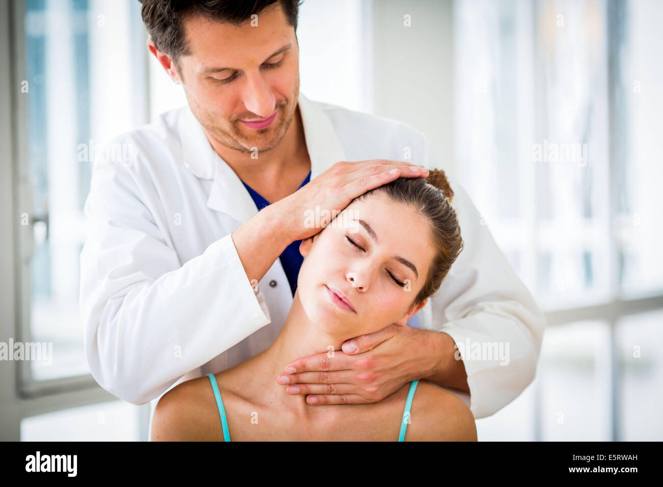 Ostéopathie structurelle session à une femme souffrant de douleur au cou. Banque D'Images