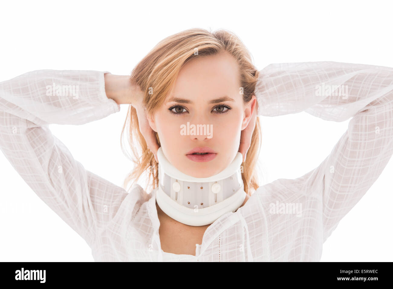 Woman wearing neck brace Banque D'Images