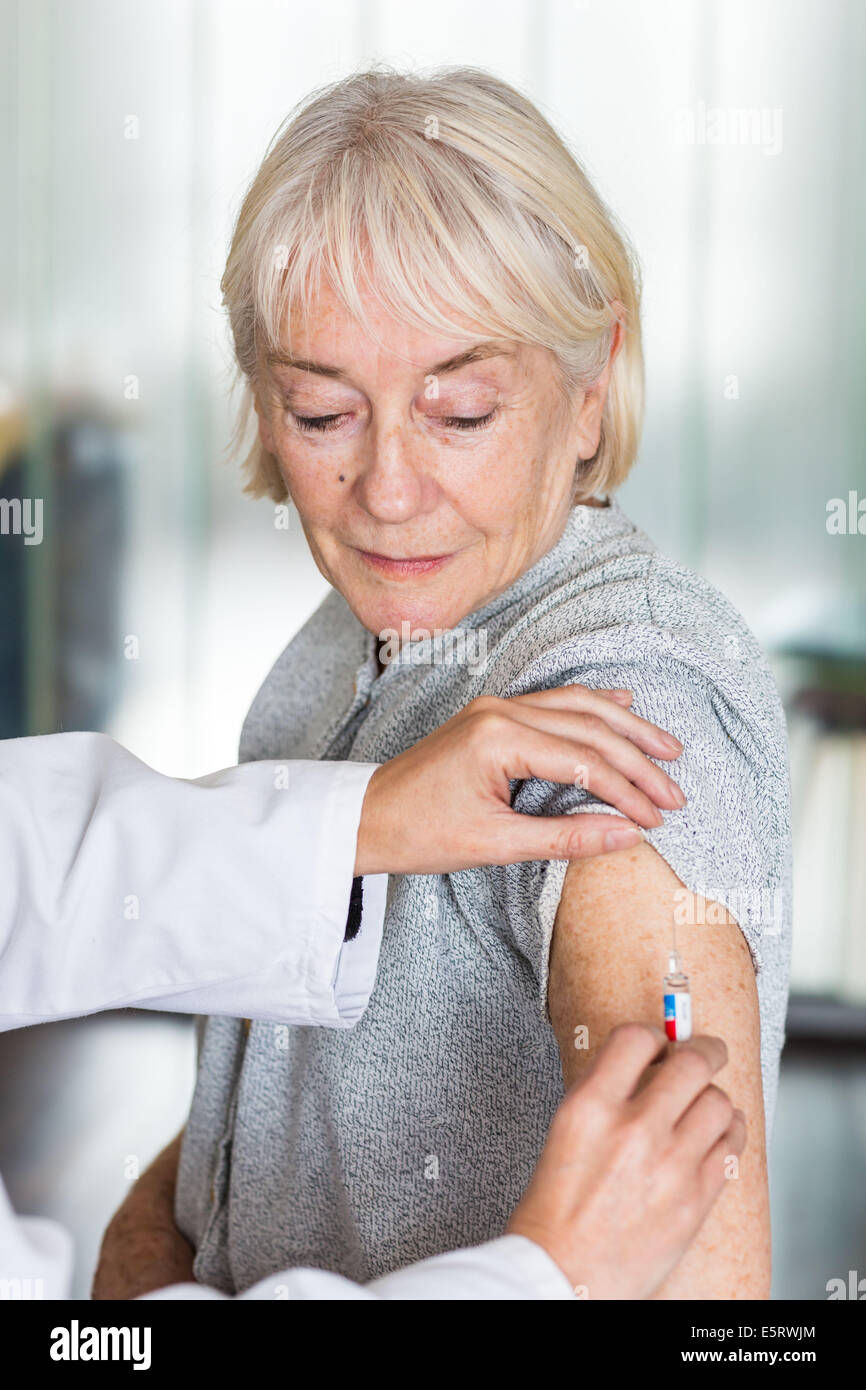 Femme recevoir la vaccination. Banque D'Images