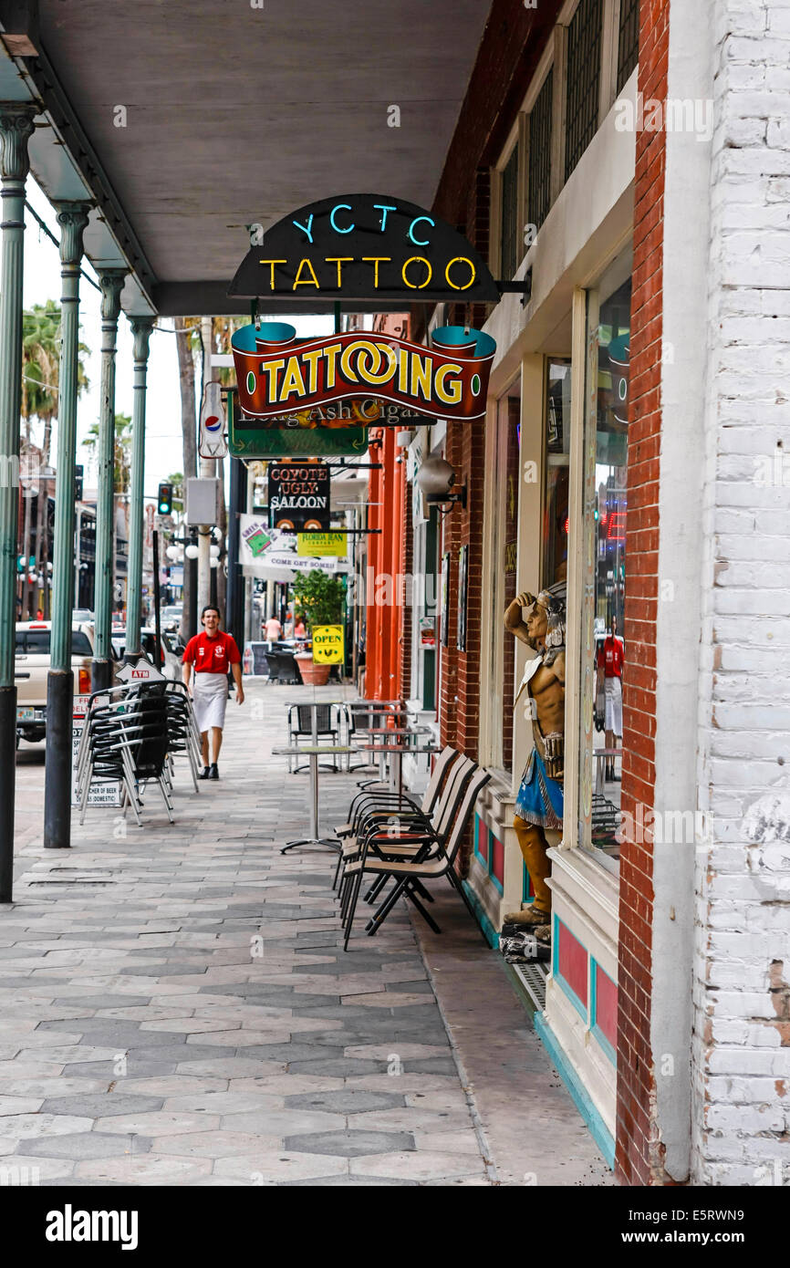 Le centre-ville historique d'Ybor City Tattoo shop FL Banque D'Images