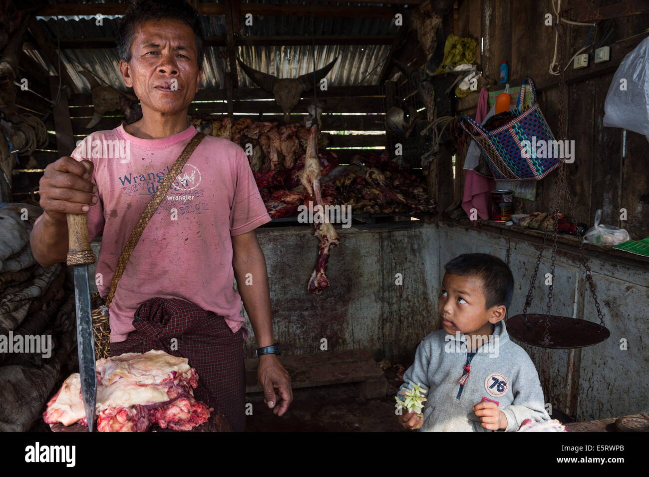 Butcher, marché, l'État de Chin, Mindat, Myanmar. Banque D'Images