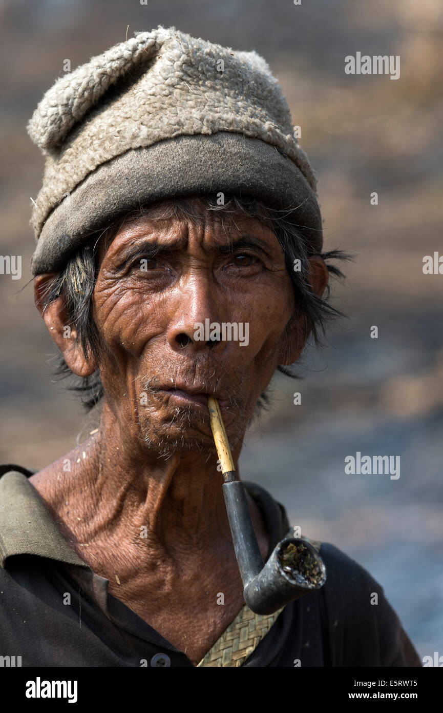 Chin agriculteur brûler avant de flanc de planter du maïs, des haricots et la pruche (pour l'exportation vers la Chine pour la médecine, collines près, Mindat Banque D'Images