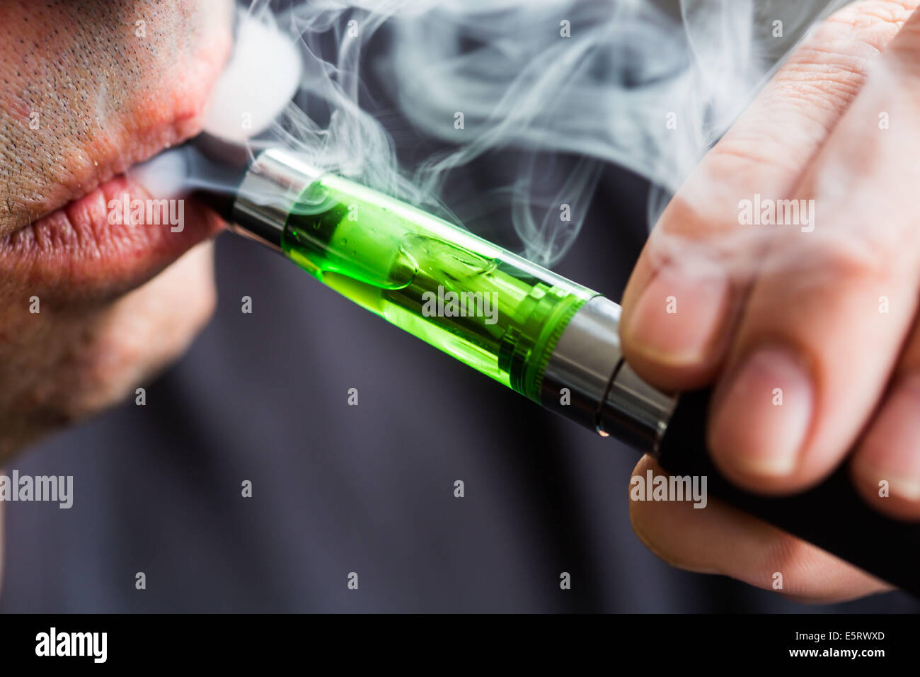 Man smoking cigarette électronique. Banque D'Images