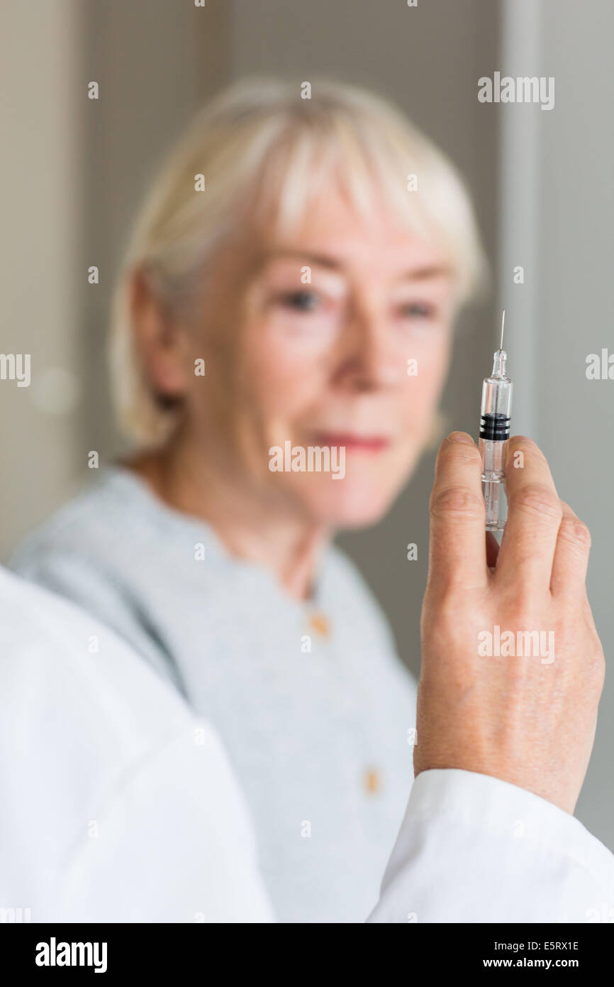 Femme recevoir la vaccination. Banque D'Images