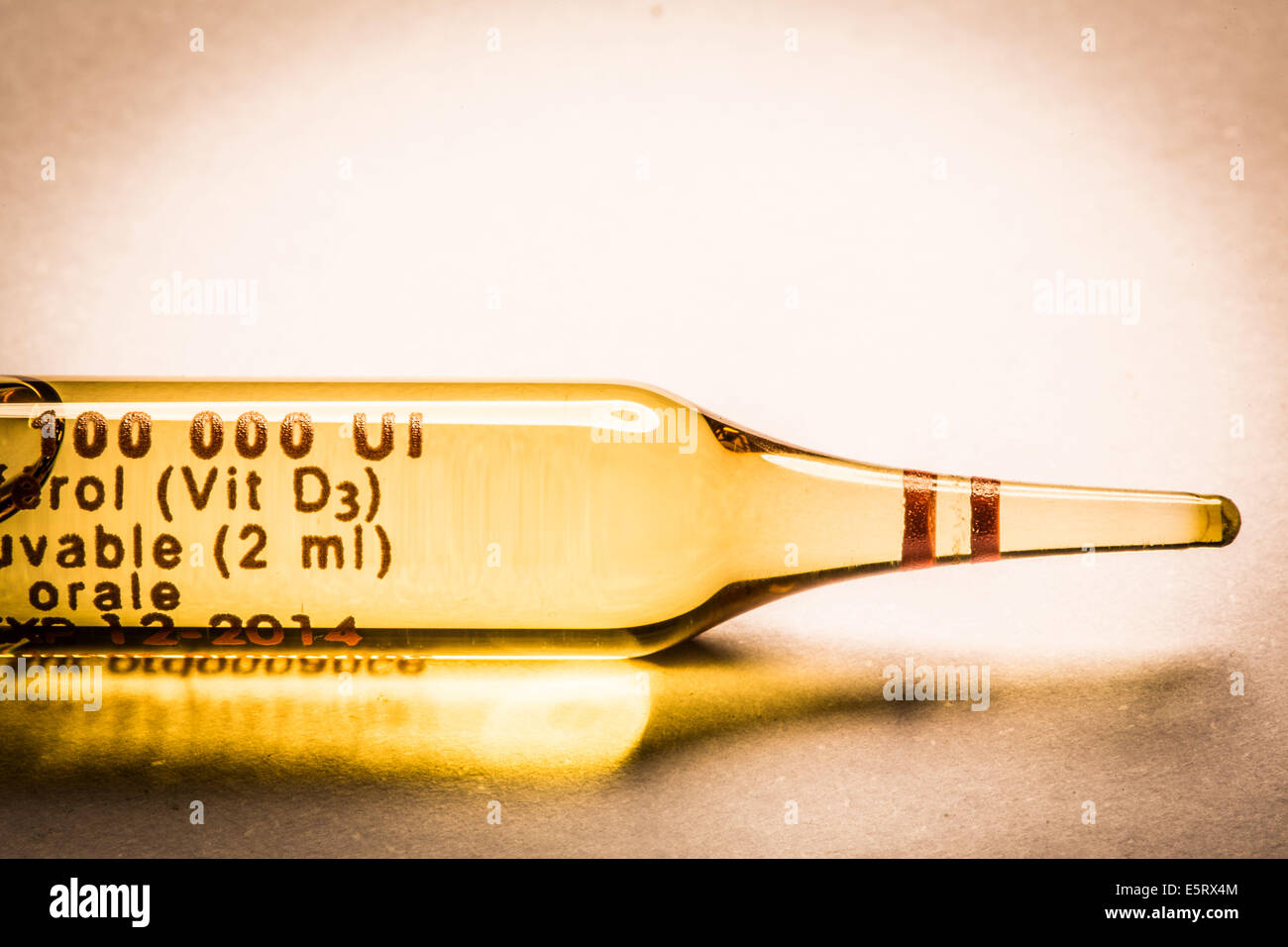 Ampoule en verre de vitamine D Photo Stock Alamy