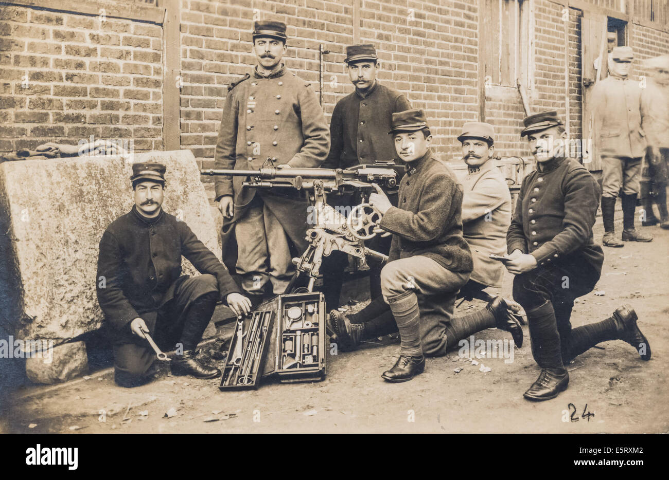 Soldats français posant autour d'une mitrailleuse en 1918 pendant la Première Guerre mondiale. Banque D'Images