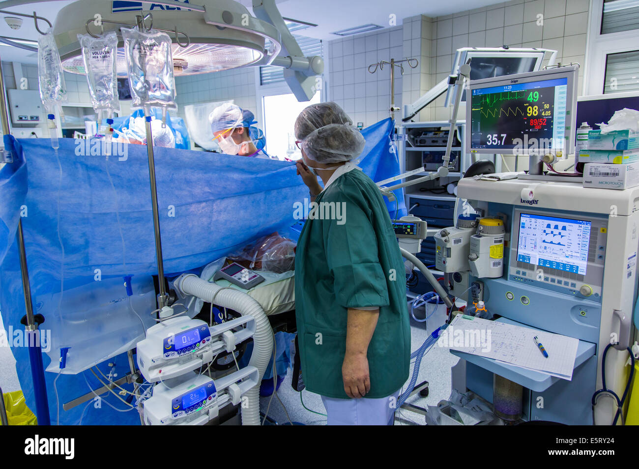 L'équipe chirurgicale et l'infirmière anesthésiste au cours d'une opération. Banque D'Images