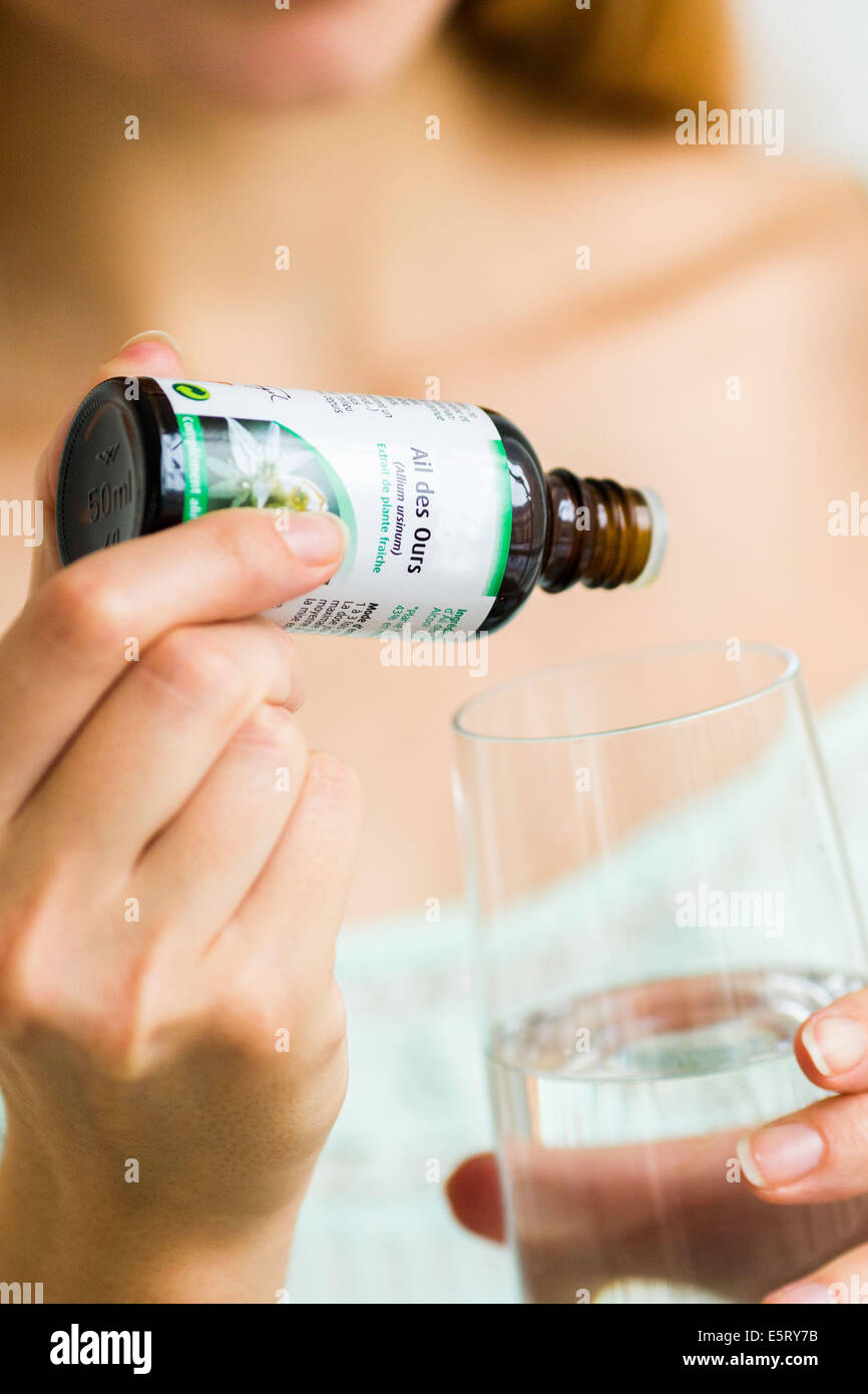 Femme à l'aide d'ail sauvage. Banque D'Images