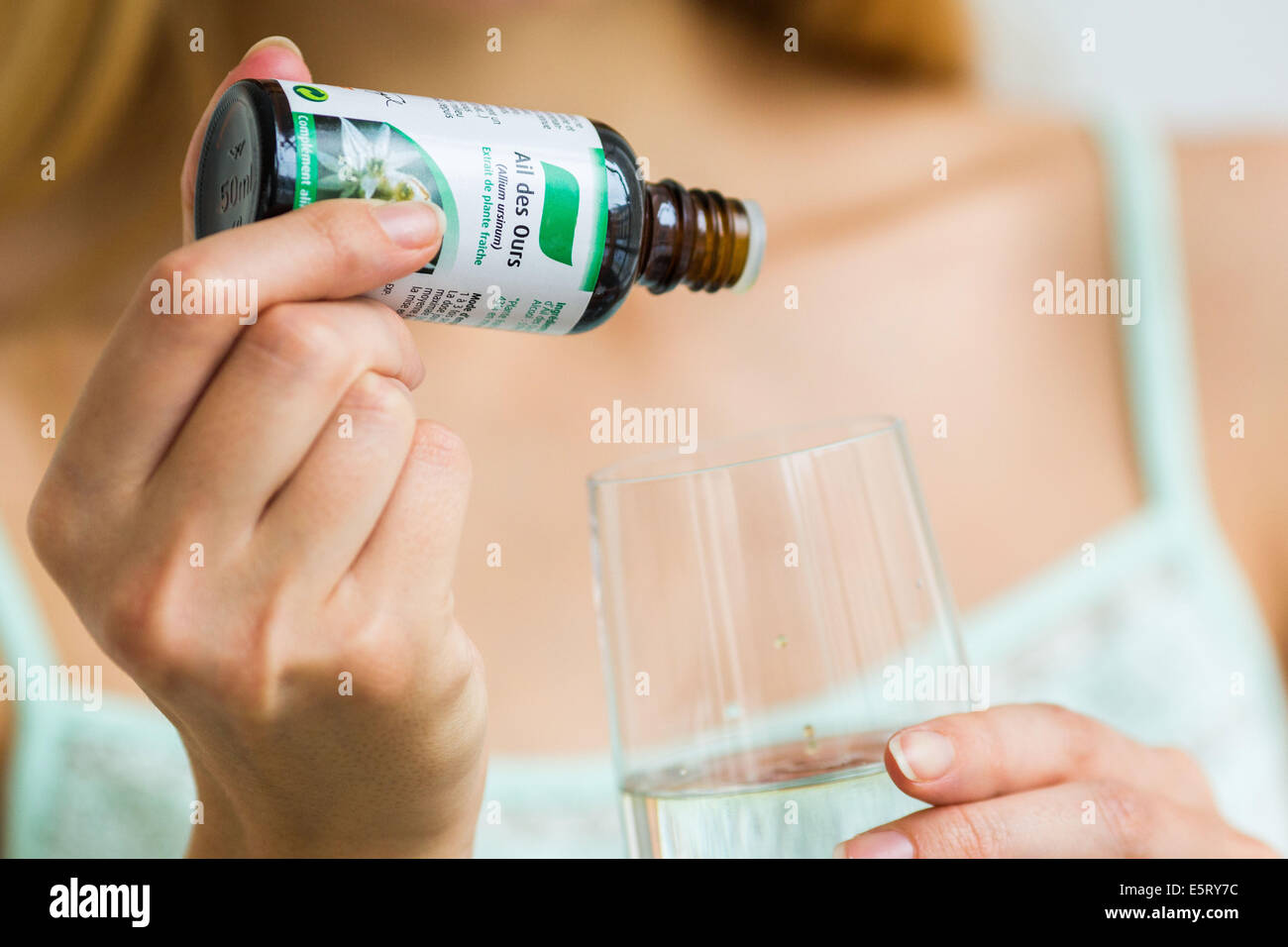 Femme à l'aide d'ail sauvage. Banque D'Images