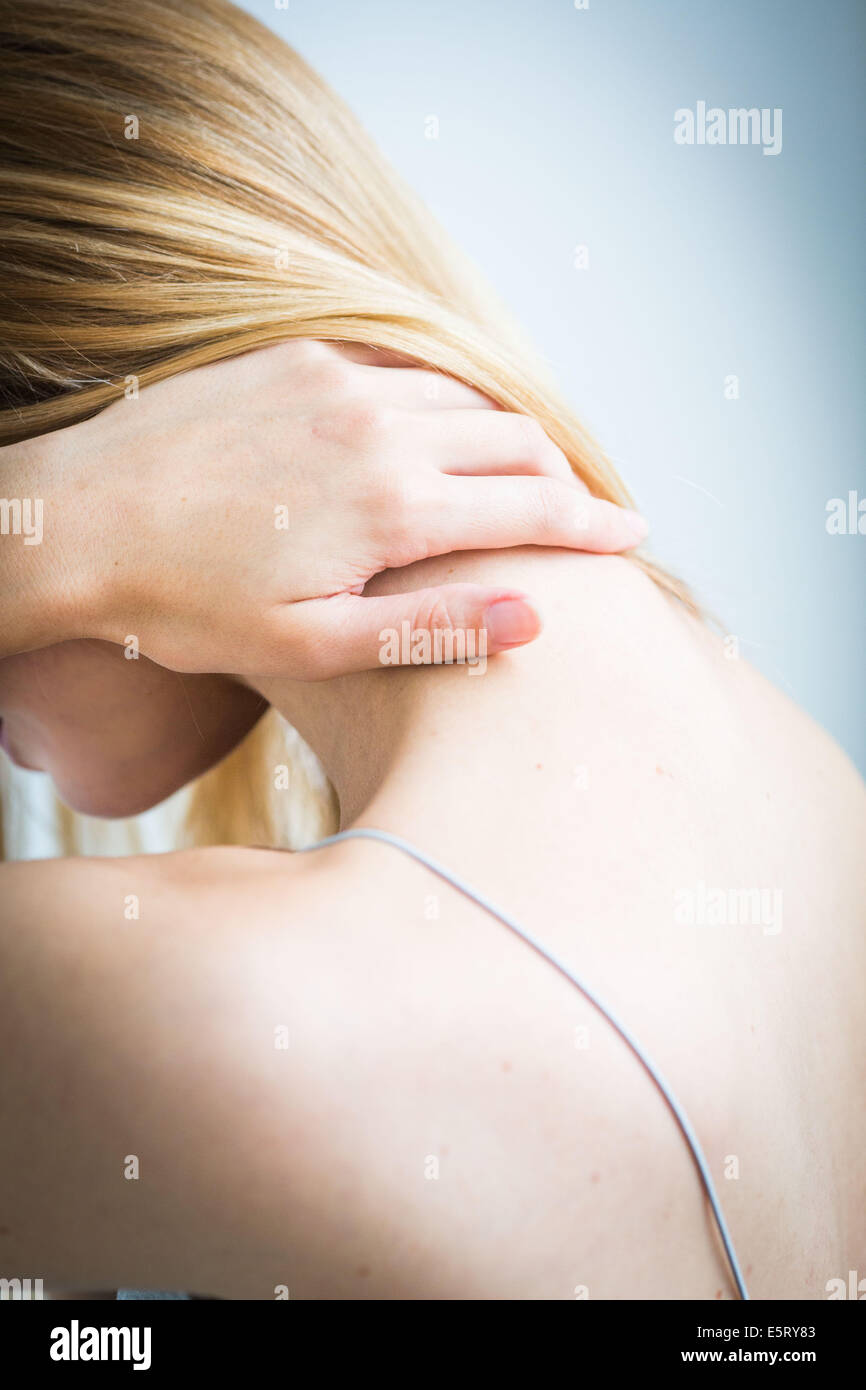 Femme souffrant de douleur au cou. Banque D'Images