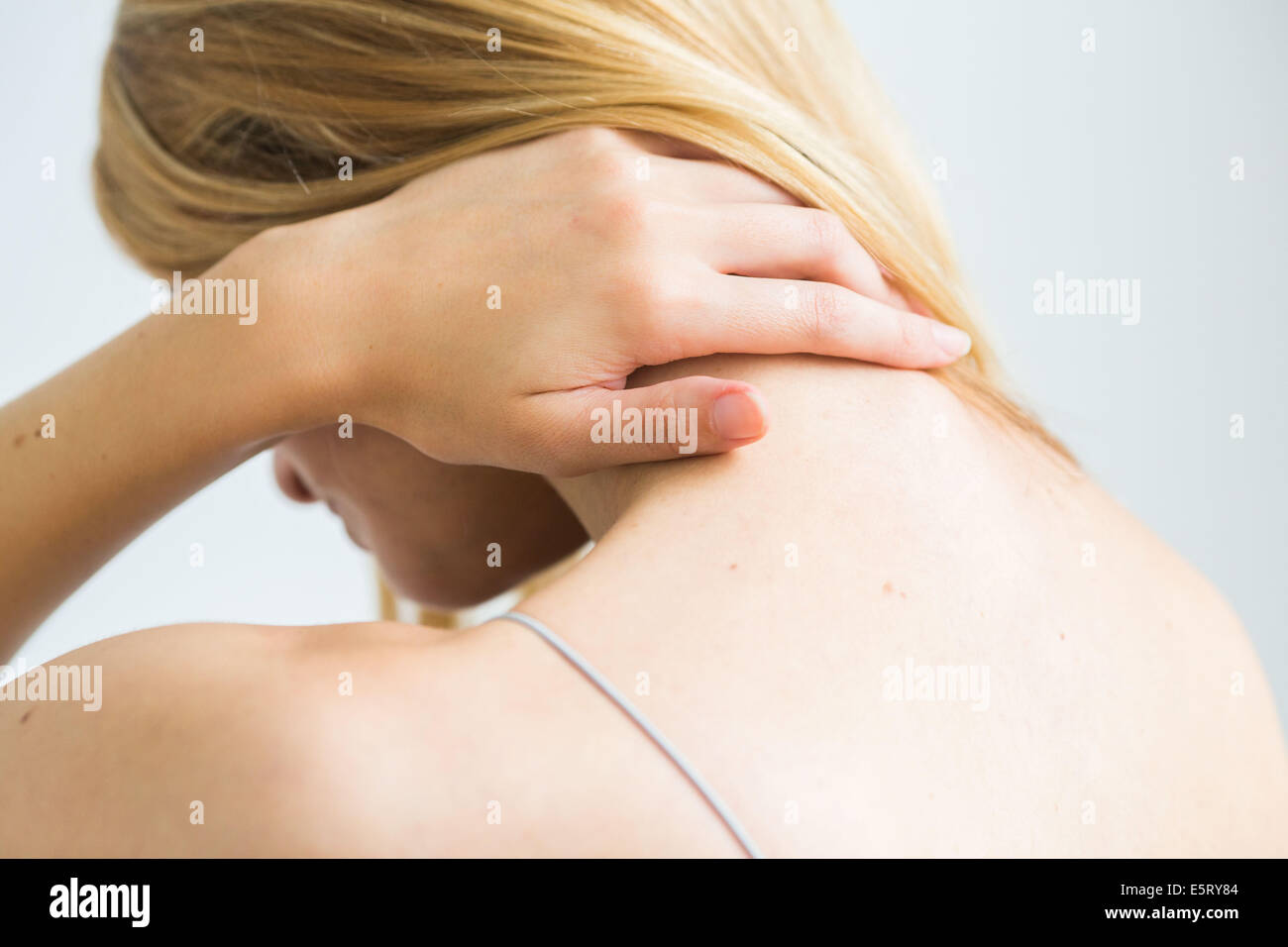 Femme souffrant de douleur au cou. Banque D'Images