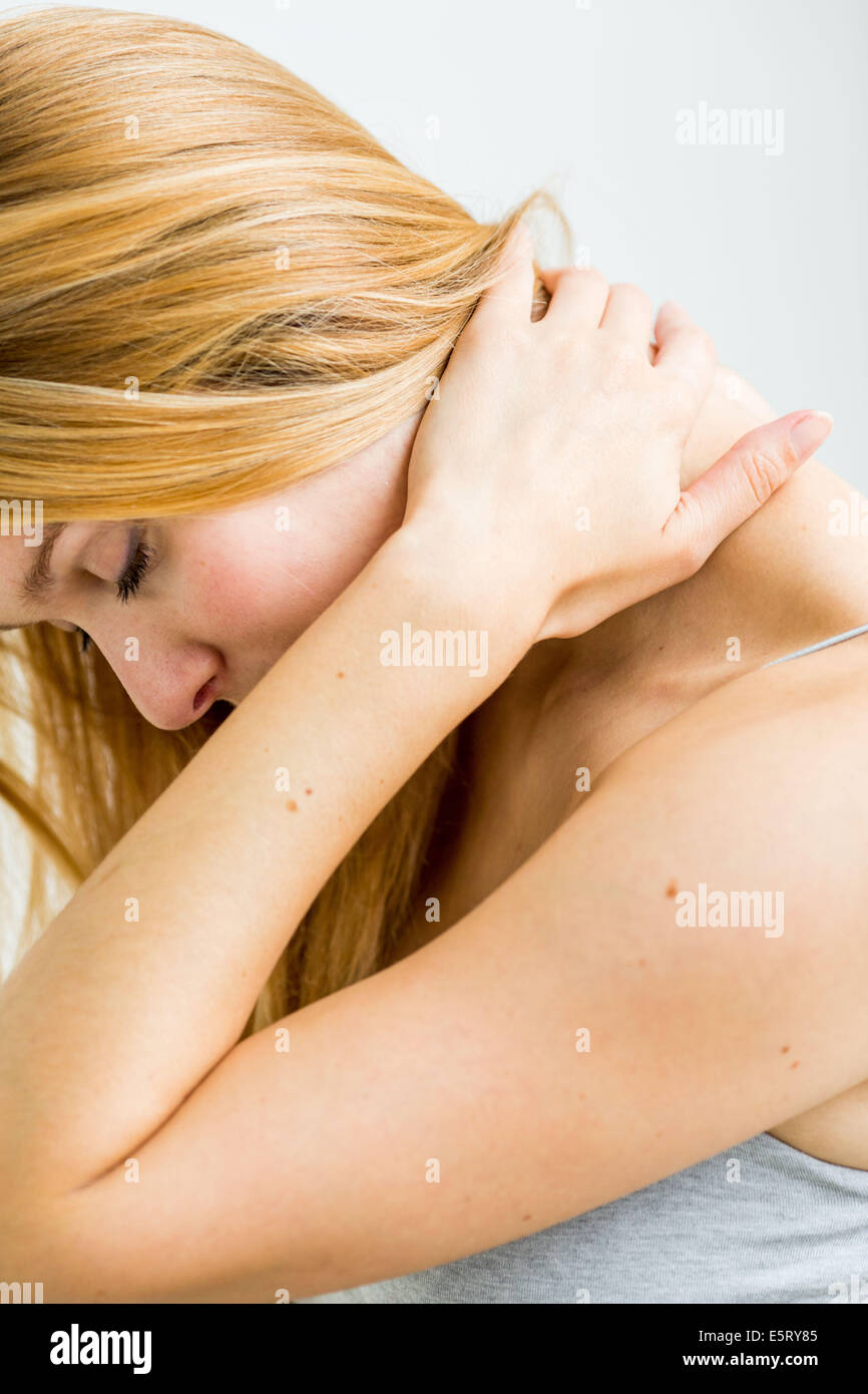 Femme souffrant de douleur au cou. Banque D'Images