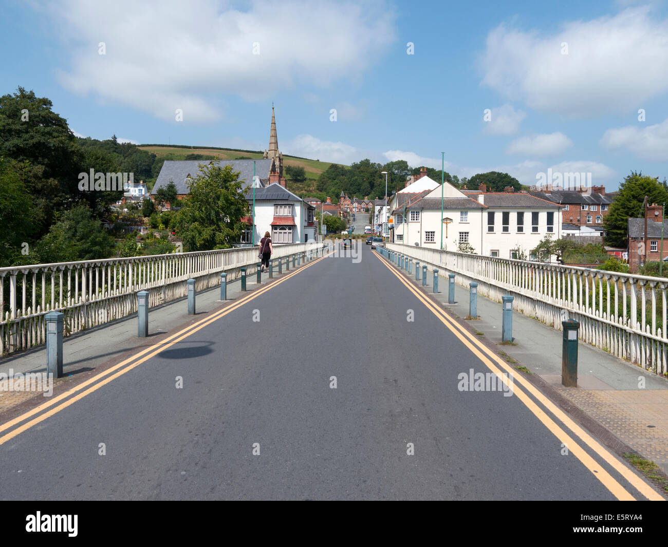 Rue pont Long sur la rivière Severn à Newtown, Powys Pays de Galles au Royaume-Uni. Banque D'Images